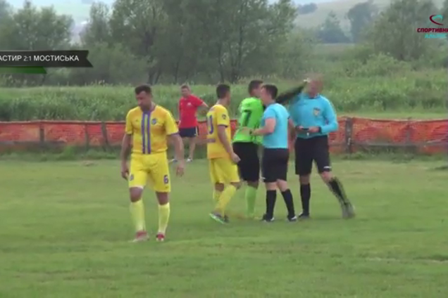 У Львові президент футбольного клубу спробував нокаутувати арбітра