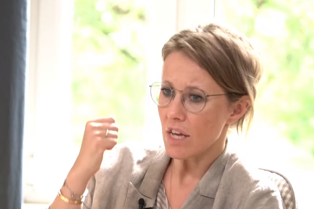 'Пора поздравить?' Собчак подловили с обручальным кольцом на пальце