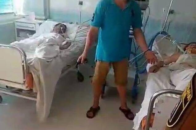 У лікарні Києва чоловік напав на медиків із ножем: фото