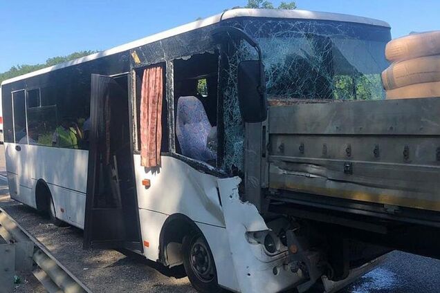 В России автобус с туристами на скорости влетел в грузовик: ранены 17 человек