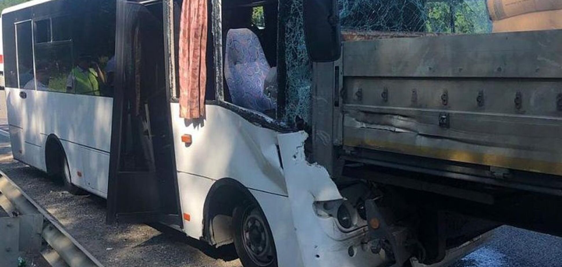 У Росії автобус із туристами на швидкості влетів у вантажівку: поранено 17 осіб