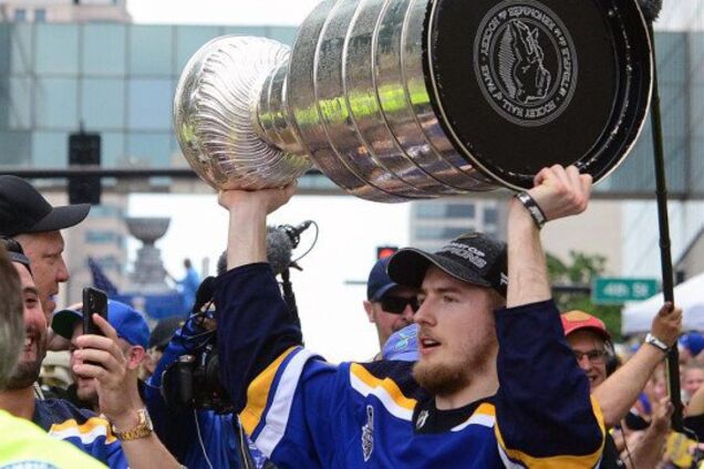 Российский хоккеист сорвался с крыши авто на чемпионском параде: момент попал на видео