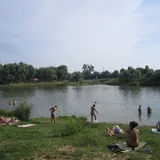 На Луганщині після купання в озері отруїлися десятки людей: усі деталі