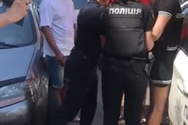 'Влупи с ноги!'' Полиция в Киеве угодила в новый скандал. Видео