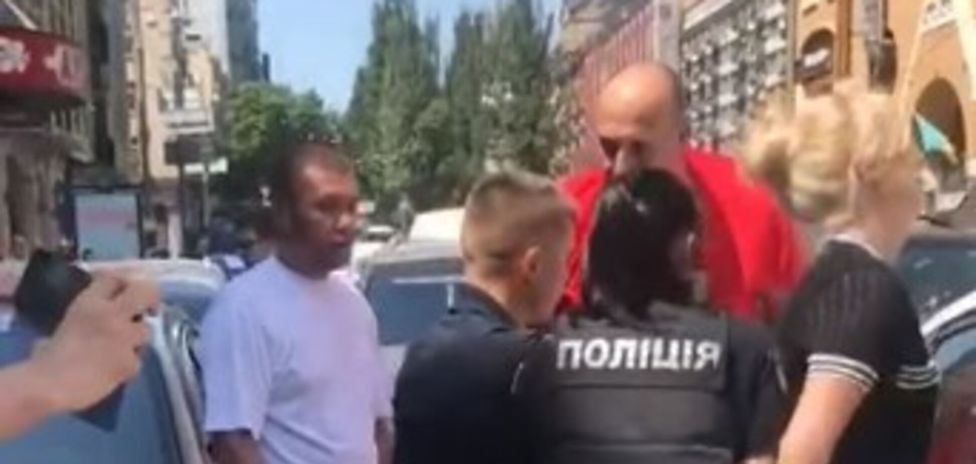 'Влупи з ноги!'' Поліція в Києві потрапила у новий скандал. Відео