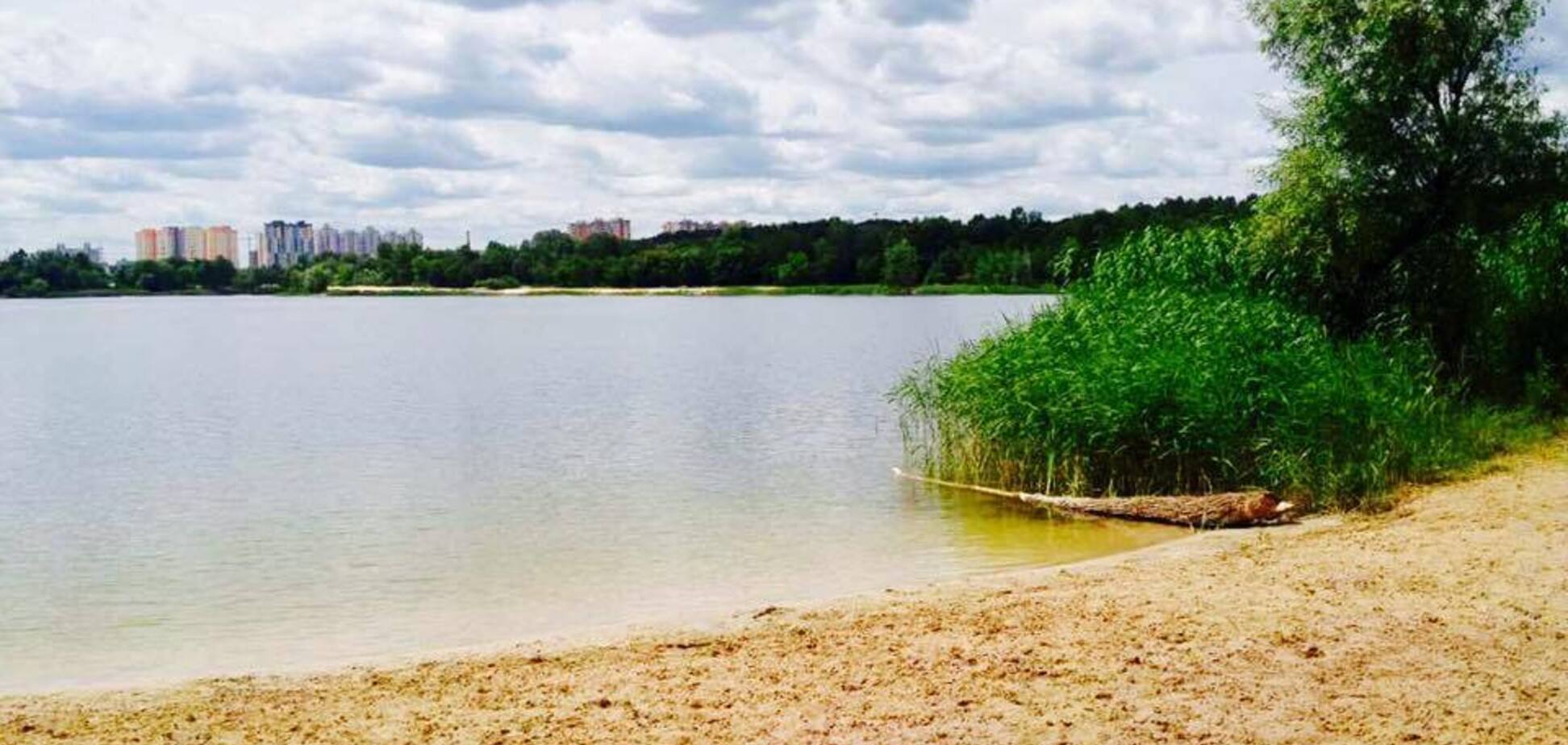 В Киеве в озере обнаружили труп: спасатели забили тревогу