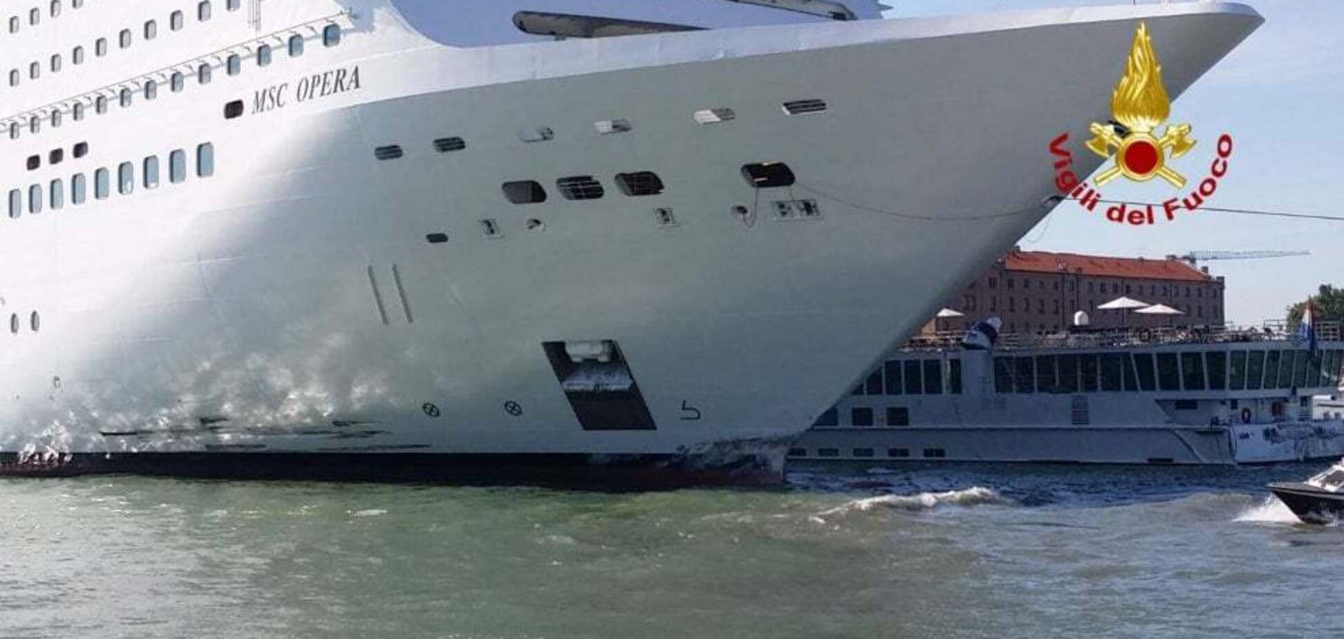 У Венеції круїзний лайнер протаранив судно з пасажирами: фото и відео