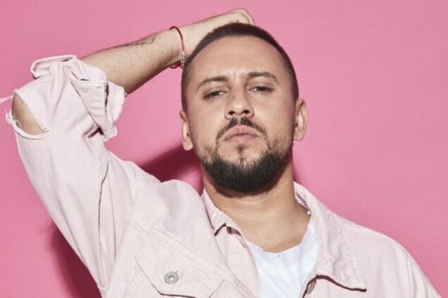 'Наворачиваются слезы': MONATIK растрогал 'Олимпийский' мощным стихом. Видео