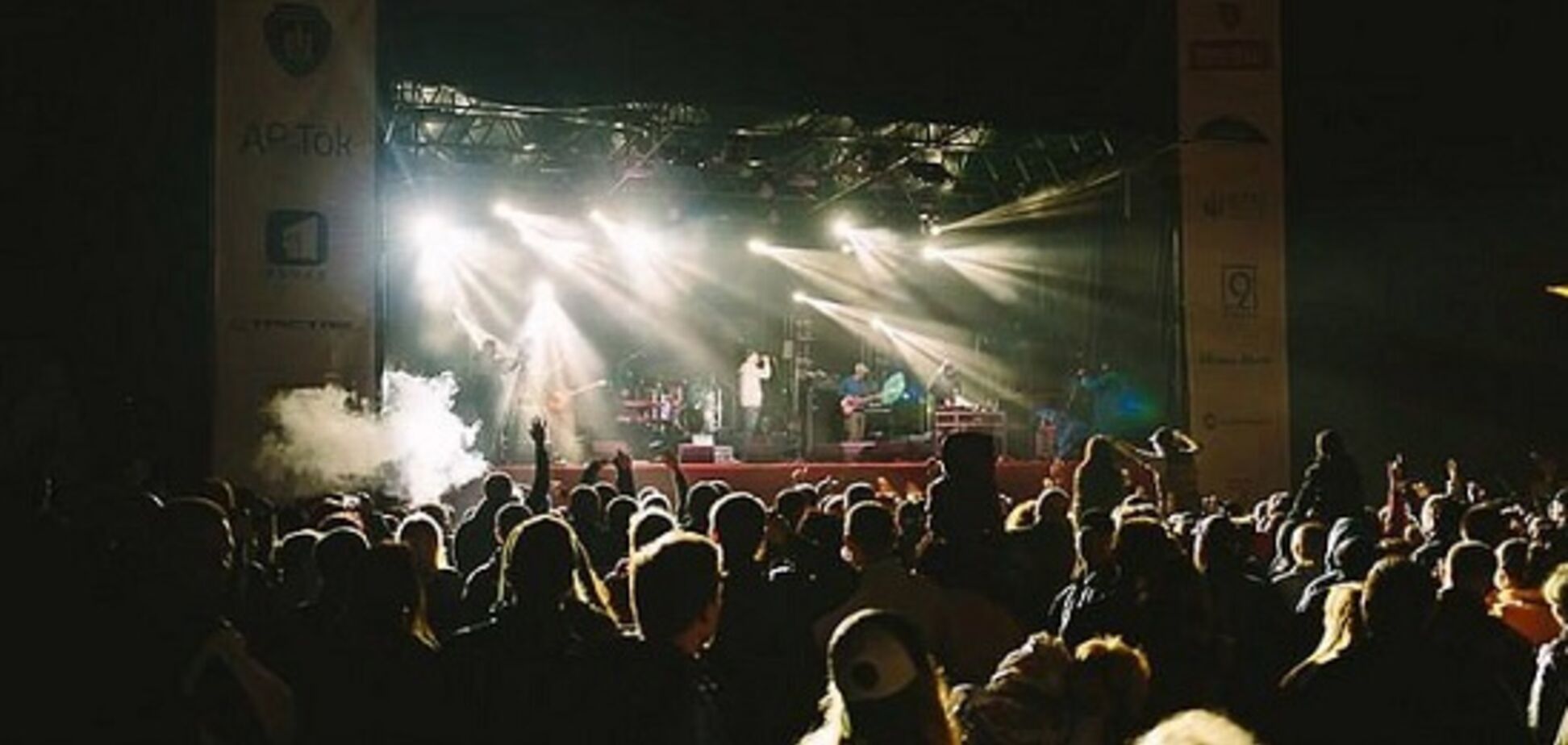 На фестивалі Kozak Fest через буревій обвалився дах сцени