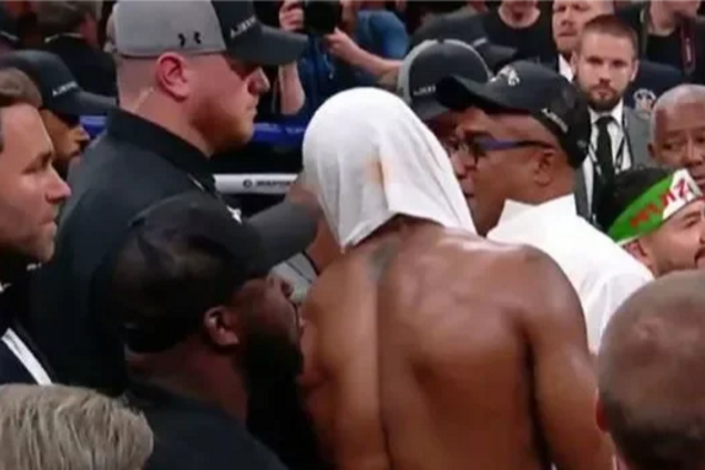 Батько Джошуа накинувся на промоутера Усика після поразки сина - фотофакт