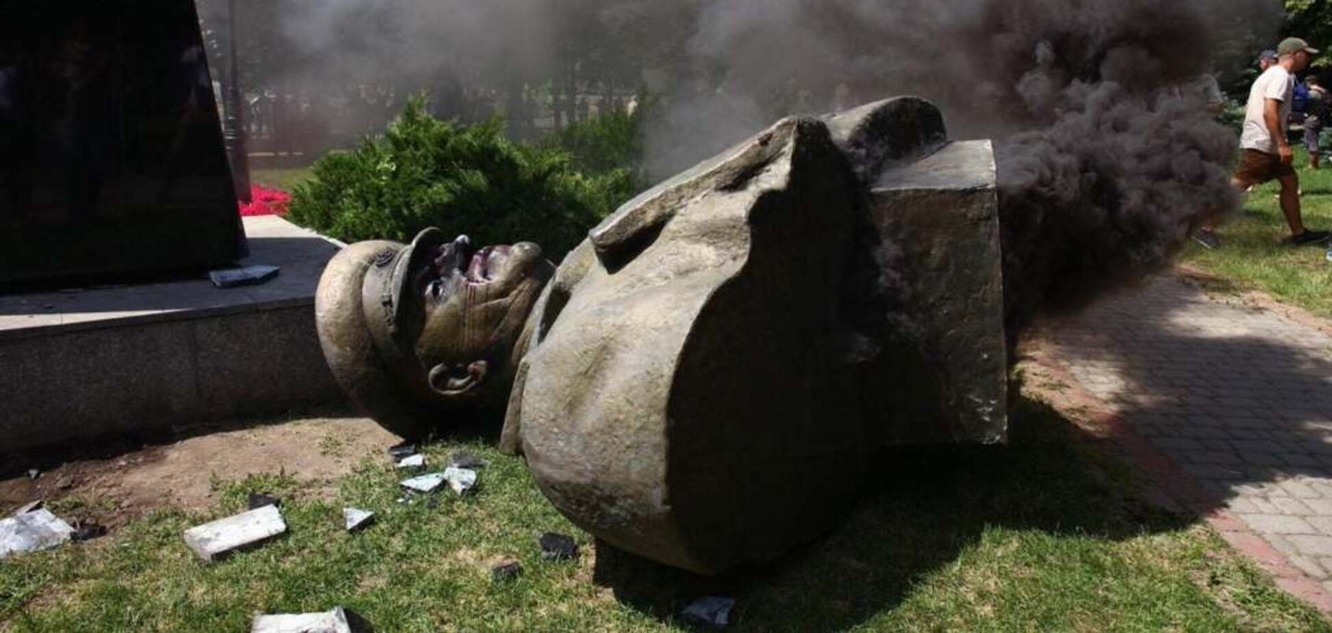 Имели право: Кириленко вступился за активистов, которые снесли памятник маршалу Жукову