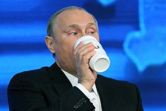 Боится отравления? Путин пришел на 'Прямую линию' со знаменитым аксессуаром