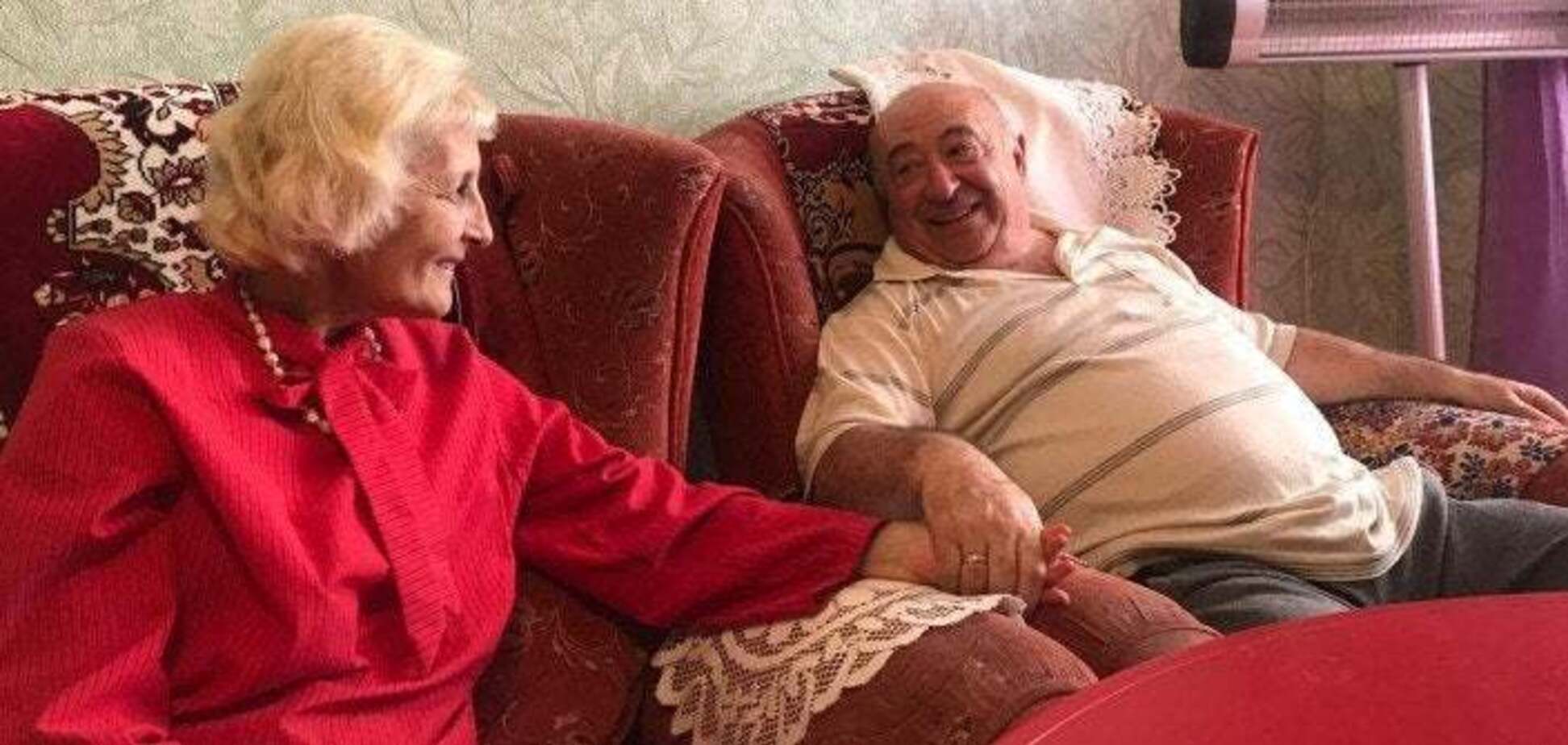 Радянські меблі та червоні килими: батьки Зеленського показали своє житло