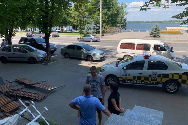 У Дніпрі депутат міськради побився з муніципальними інспекторами через літній майданчик кафе