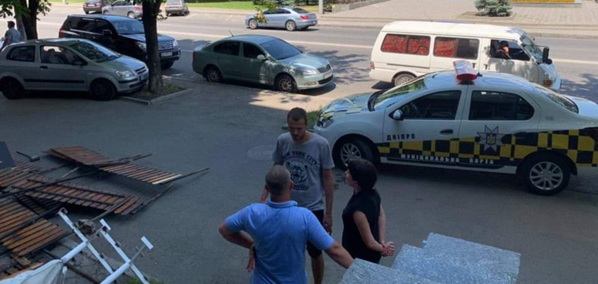 У Дніпрі депутат міськради побився з муніципальними інспекторами через літній майданчик кафе