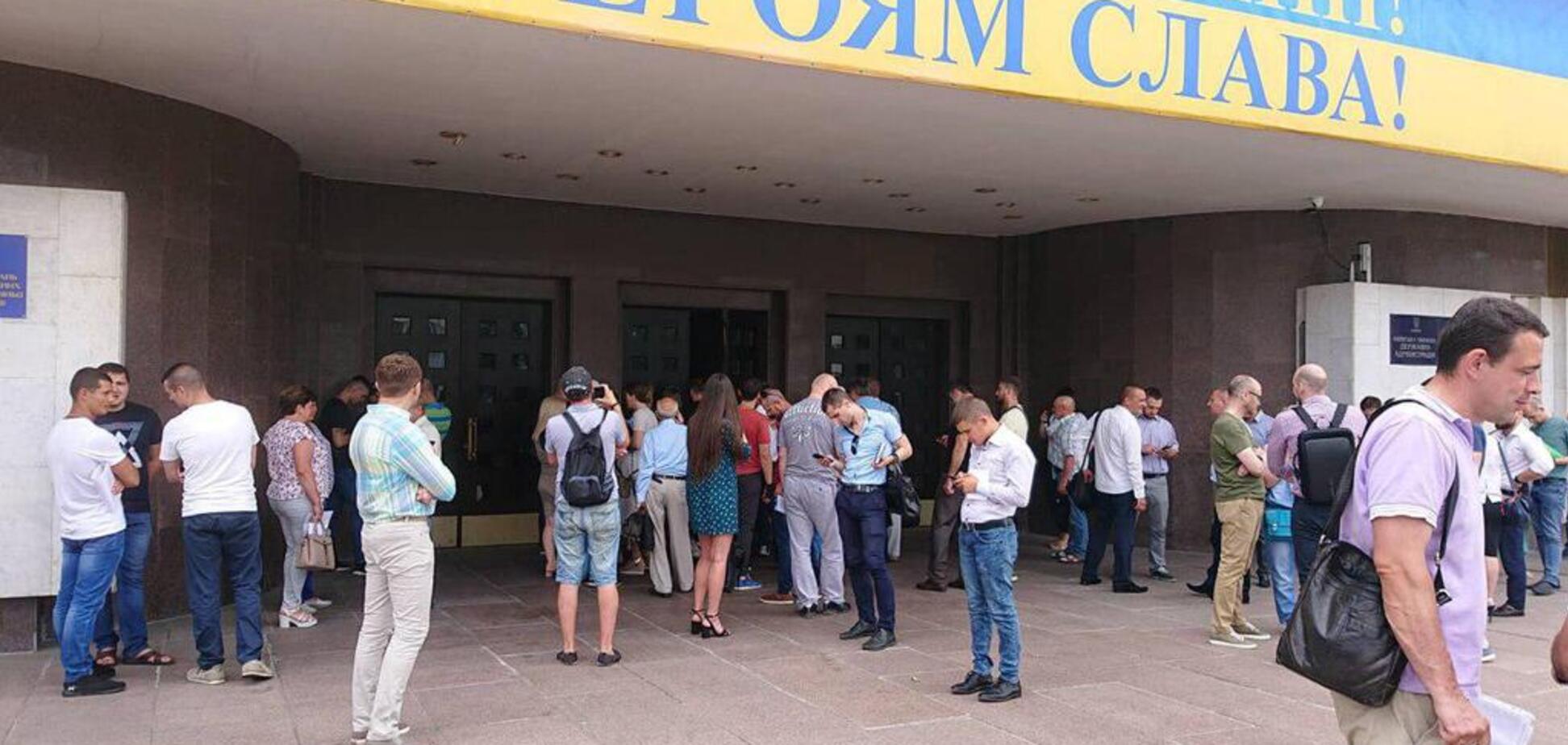 В Киеве в последний день регистрации кандидатов 'заминировали' ЦИК
