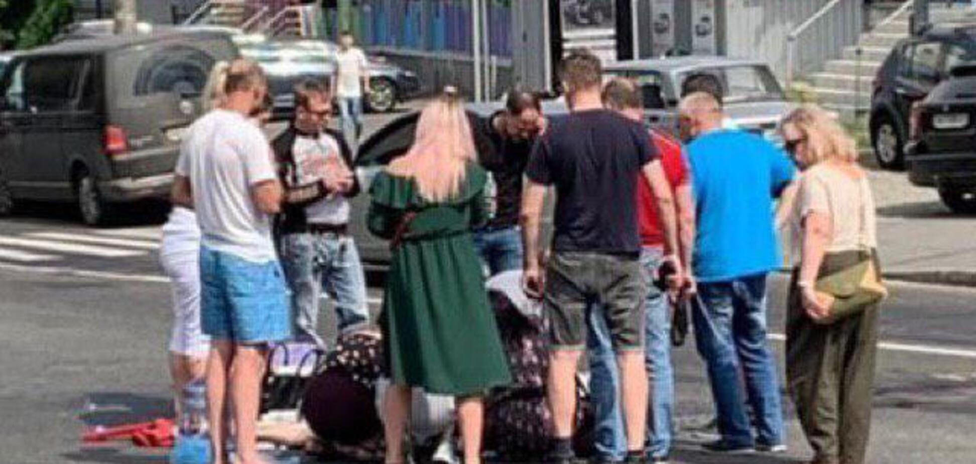 В Киеве автомобиль сбил женщину с ребенком и скрылся: первые детали