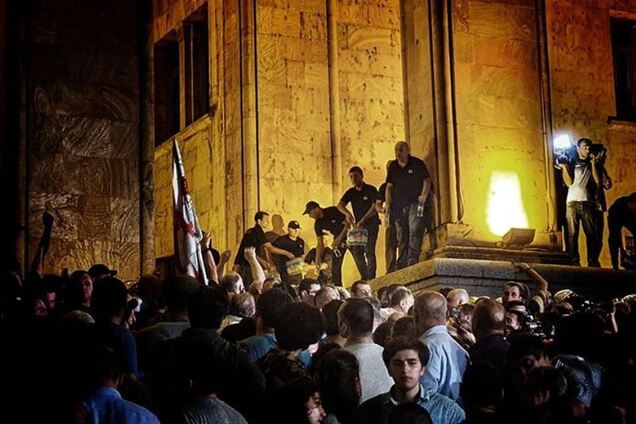 Антироссийские протесты в Тбилиси: протестующие ворвались в здание парламента