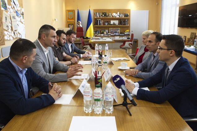 Швидкісний коридор на Троєщину: Кличко підписав угоду з IFC