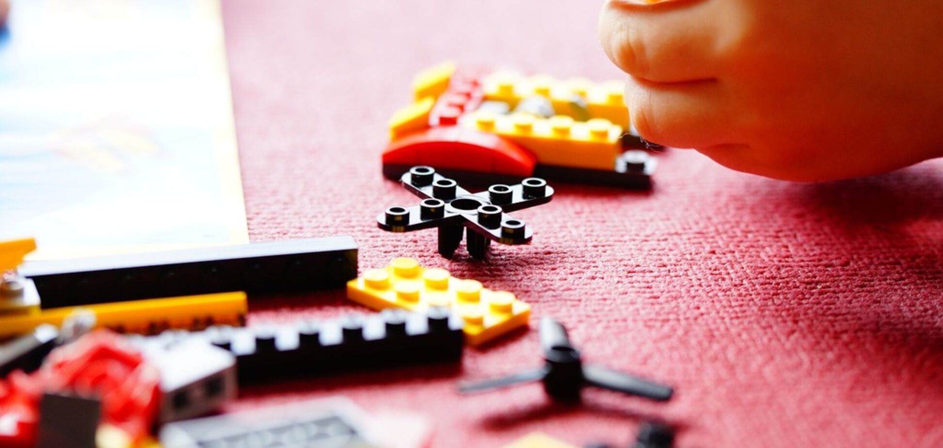 Гратися і вчитися: в Україну везуть набори LEGO для першокласників