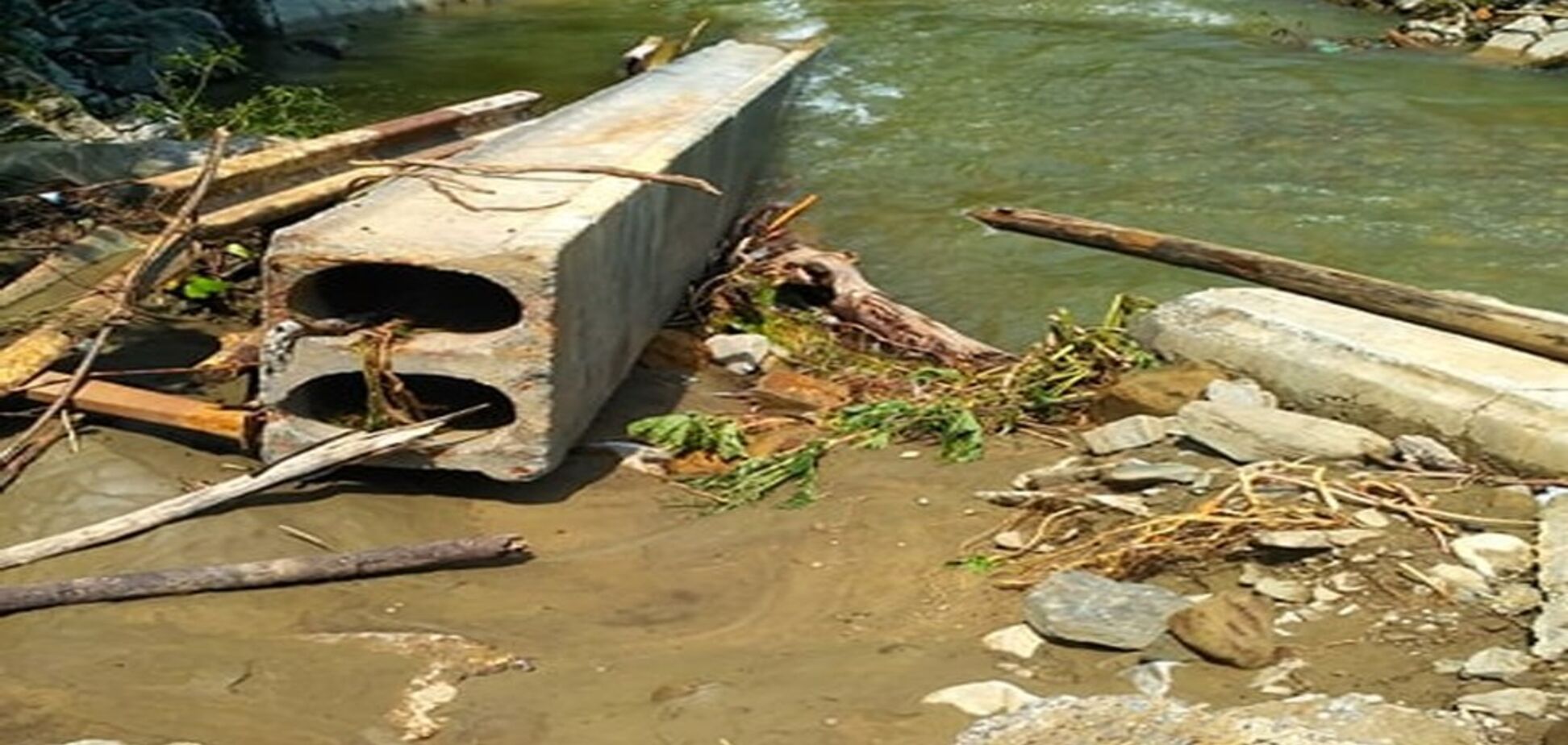 Жуткая стихия обрушила мост в Карпатах: фото последствий