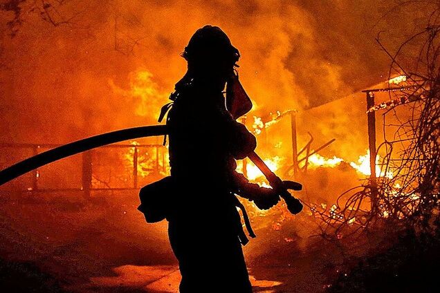 В Донецке сгорел завод: видео мощного пожара