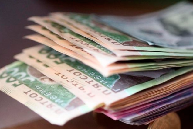 Українцям перерахували зарплати: хто отримає 100 тисяч