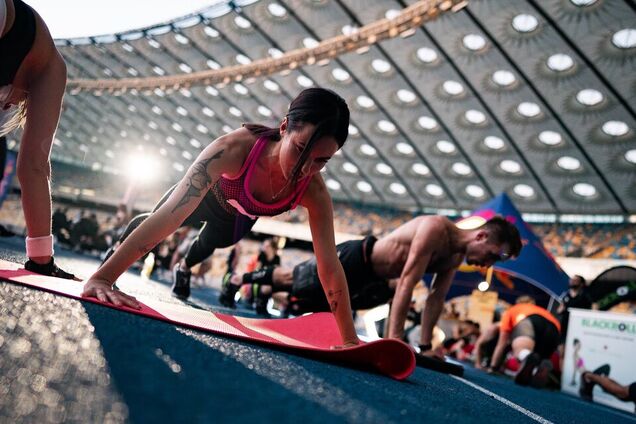 Понад 300 людей відвідало відкрите тренування Red Bull # ПіднятіПланку на Олімпійському