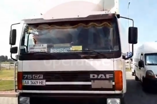 Машина украинского телеканала сбила в Киеве человека: видеофакт