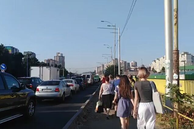В Киеве в час пик перекрыли трассу: люди пешком добирались до метро. Видео