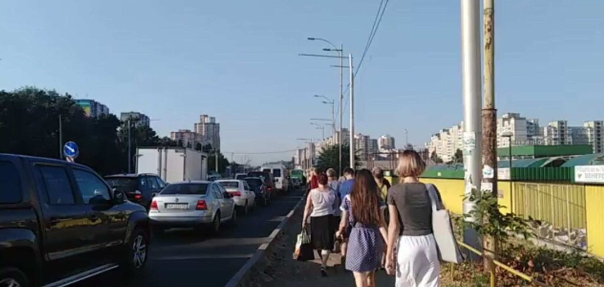 У Києві в годину пік перекрили трасу: люди пішки добиралися до метро. Відео