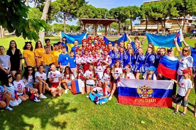 В сети разгорелся скандал из-за фото украинских детей возле флага России