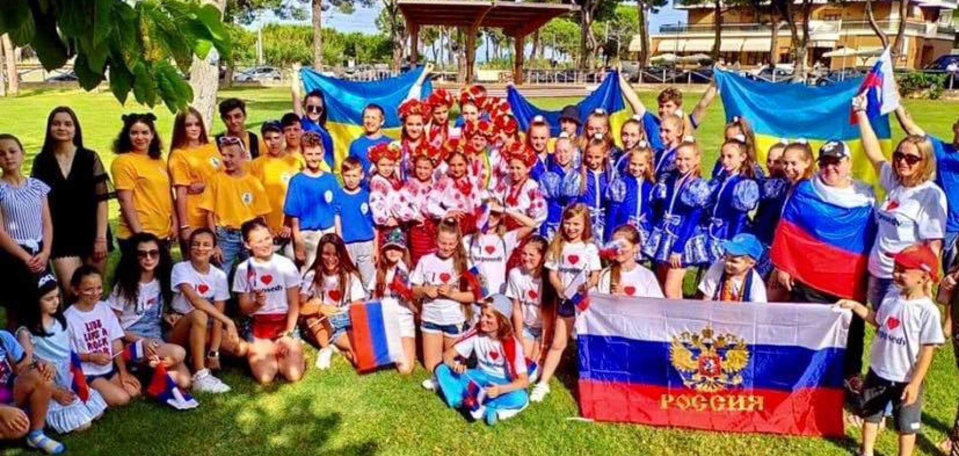 В сети разгорелся скандал из-за фото украинских детей возле флага России