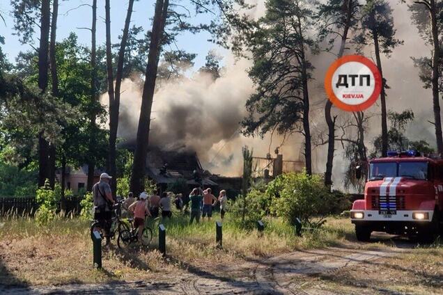 Під Києвом згорів будинок, де знімався серіал "Свати": з'явилися фото