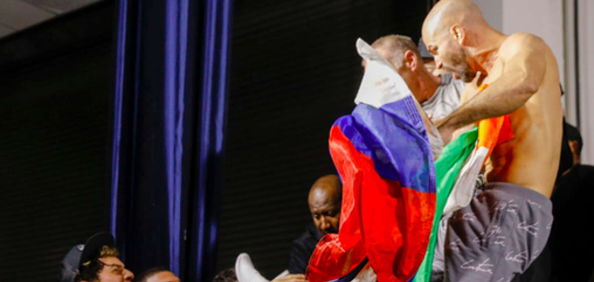 Известный боец MMA показал флаг России и был наказан