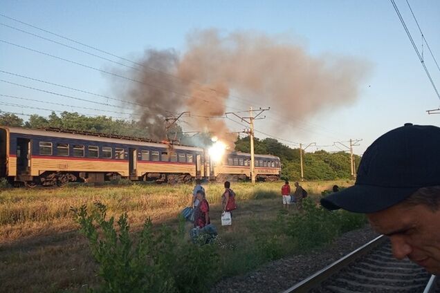 Люди вистрибували на ходу: під Дніпром спалахнула електричка. Відеофакт