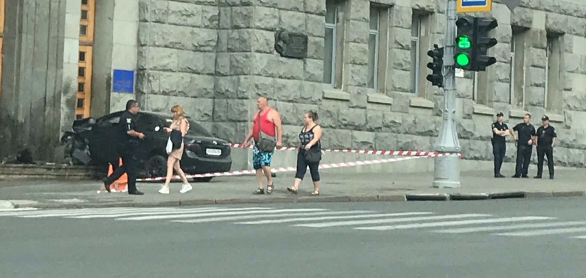 В Харькове машина на скорости протаранила мэрию: появилось видео ДТП