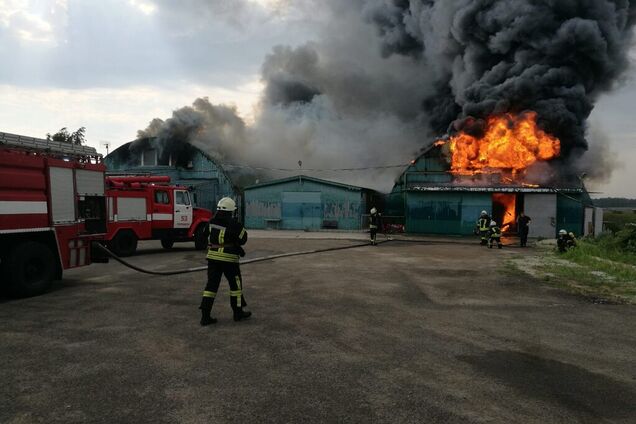 Під Києвом біля АЗС спалахнула потужна пожежа: перші фото і подробиці