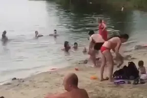 Сплив між людьми: в Харкові знайшли труп на пляжі. Фото і відео 18+