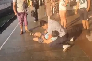 У метро Києва на пасажирів напали з ножем. Відео