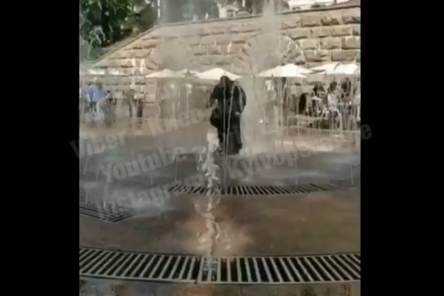 "Вода святая?" Видео со священником в фонтане в центре Киева повеселило сеть