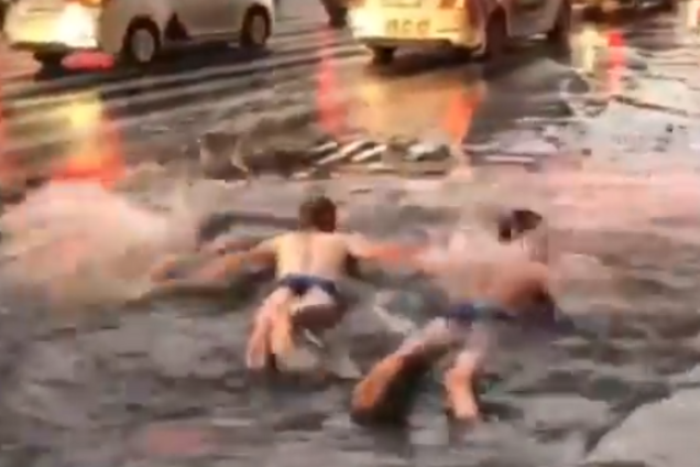 Петербург залило дощами: люди в трусах купалися в калюжах