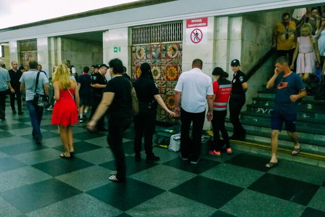 У метро Києва в годину пік померла жінка: подробиці та фото