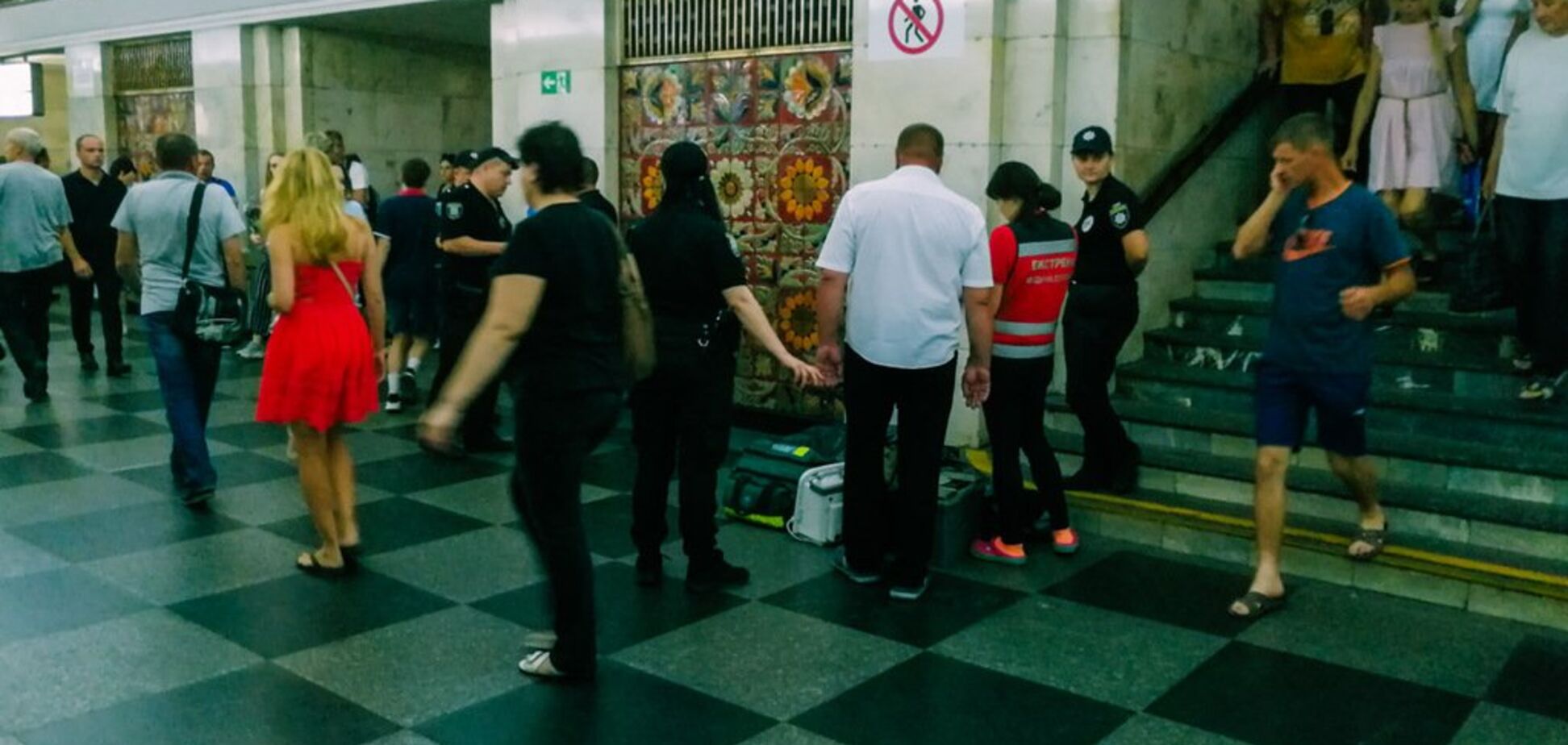 У метро Києва померла жінка