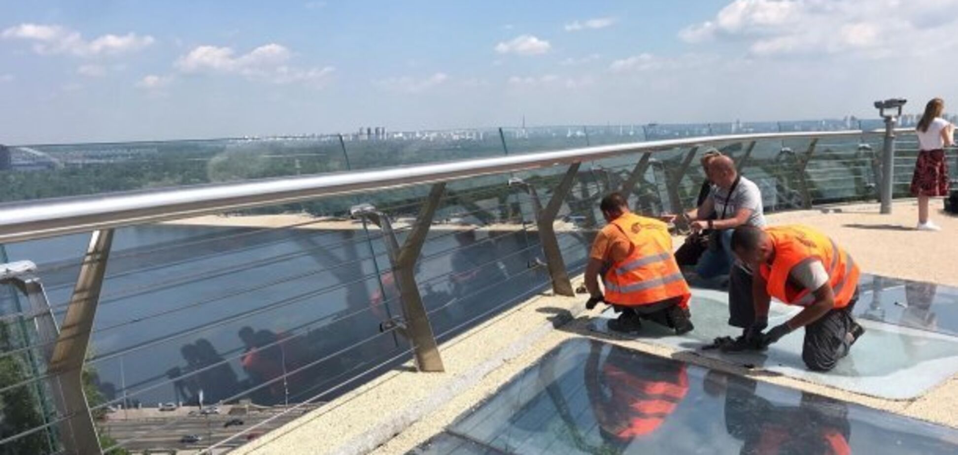 В стиле Волочковой: киевлянка зажгла сеть жаркими фото на стеклянном мосту