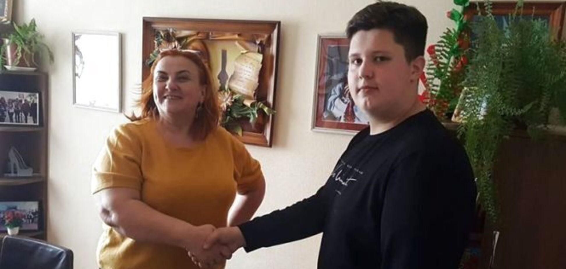 Директор украинской школы заключила пари с учеником на похудение: яркое видео