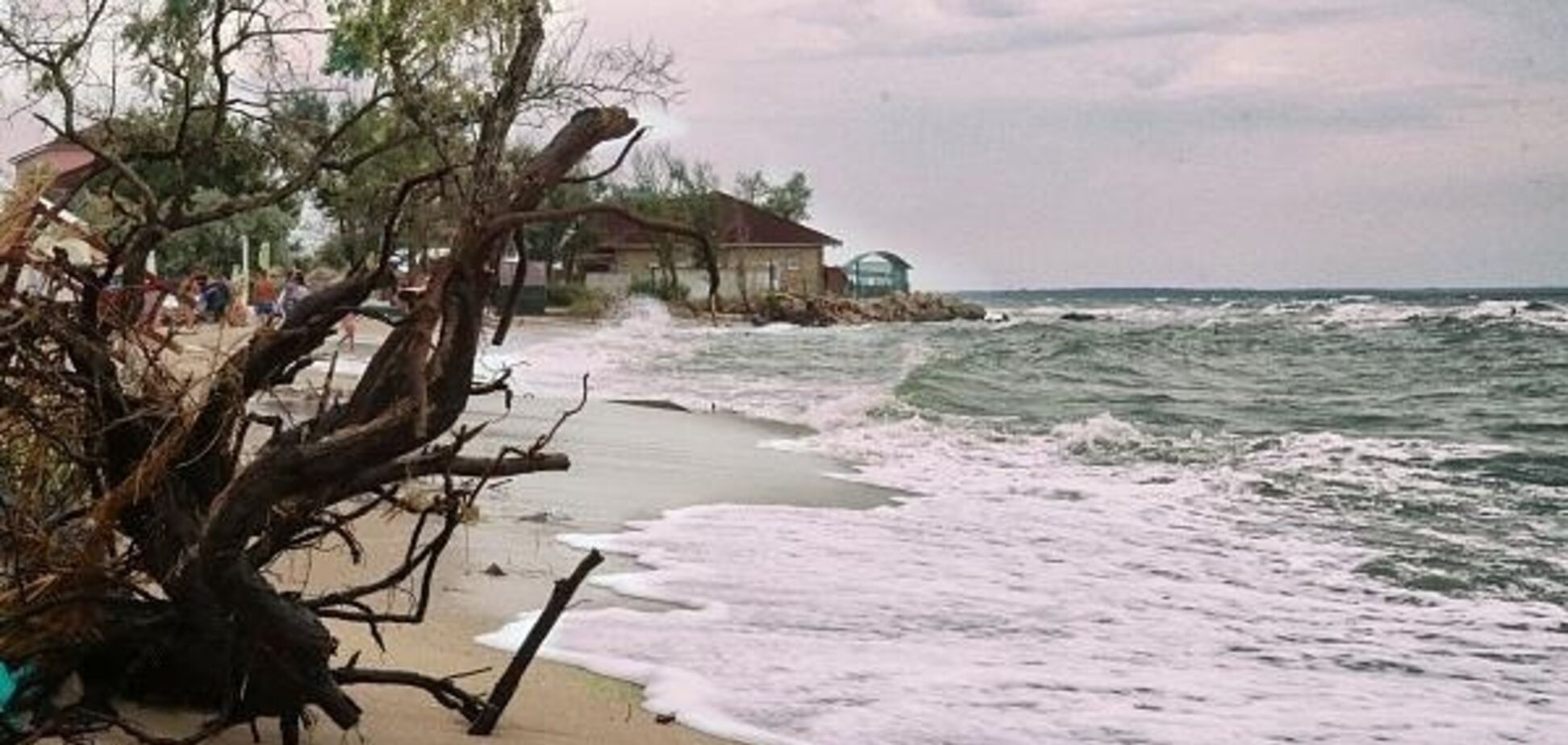 Пляжи размыло, торчит арматура: в Крыму произошла новая беда