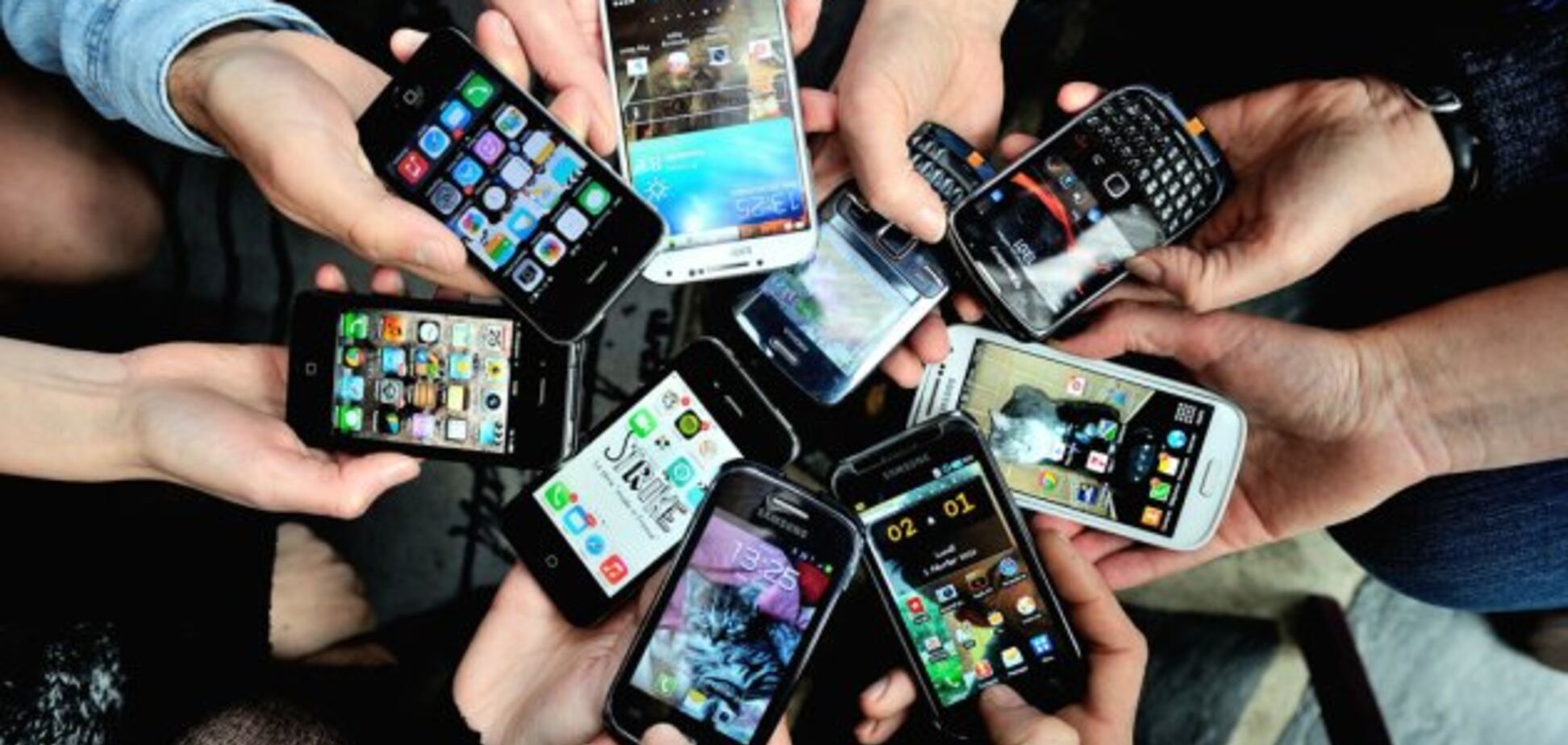 Вперше за 10 років! В Японії школярам дозволили користуватися смартфонами