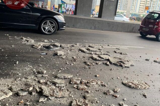 У Києві на автомобіль посипалися уламки мосту: фото