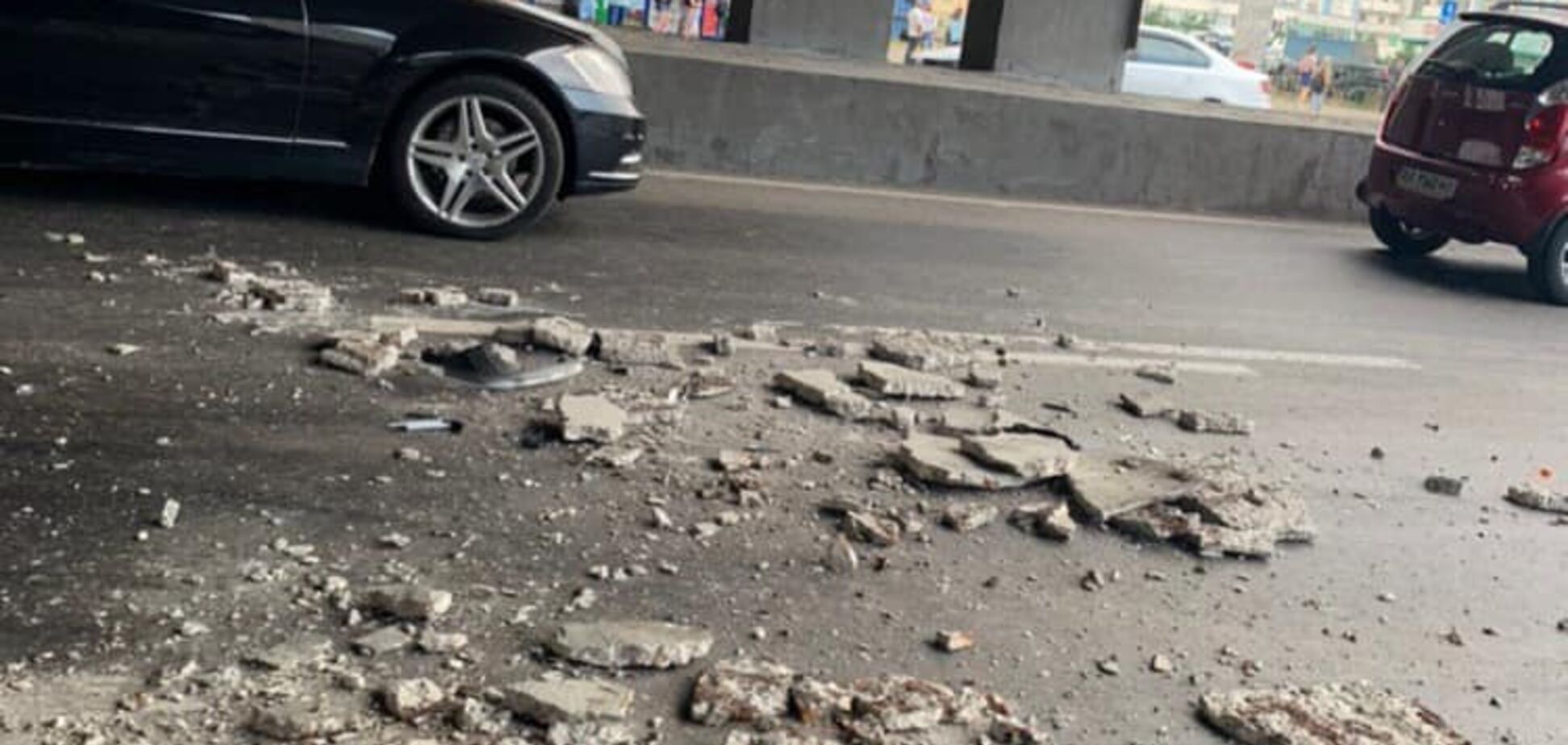 В Киеве на автомобиль обвалились обломки моста: фото